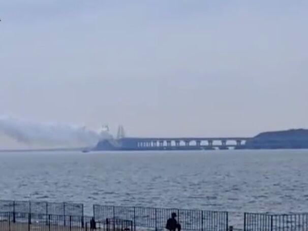 Над Кримським мостом здіймається дим. Аксьонов оголосив, що його закрили "через навчання"