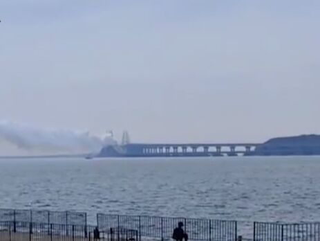 Над Кримським мостом здіймається дим. Аксьонов оголосив, що його закрили 