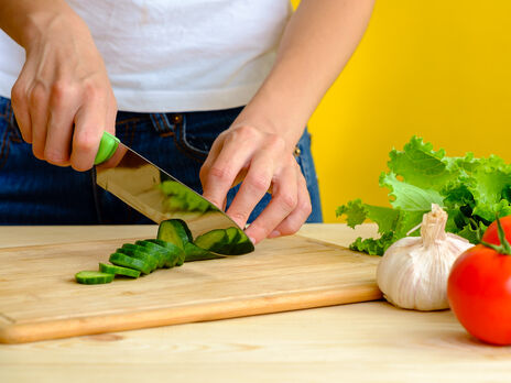 Прикрепите это к лезвию ножа – и овощи во время нарезки не будут к нему прилипать. Простой лайфхак