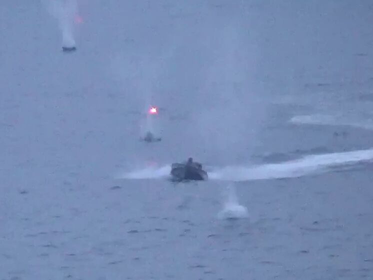 В соцсети опубликовали видео атаки морского дрона на корабль ЧФ РФ "Иван Хурс", он достиг цели. В минобороны России заверяли, что уничтожили все беспилотные катера