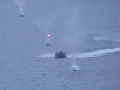 У соцмережі опублікували відео атаки морського дрона на корабель ЧФ РФ 
