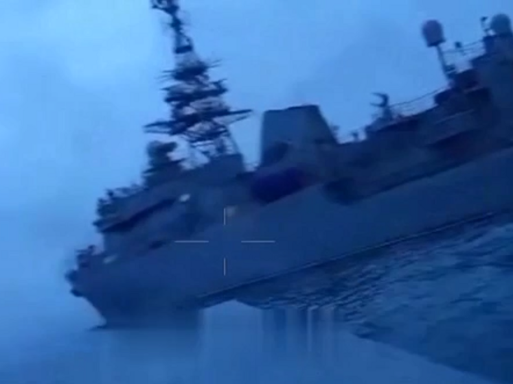 "Не затонул, но попадание было". СМИ со ссылкой на военных сообщили, что российский корабль "Иван Хурс" получил значительные повреждения