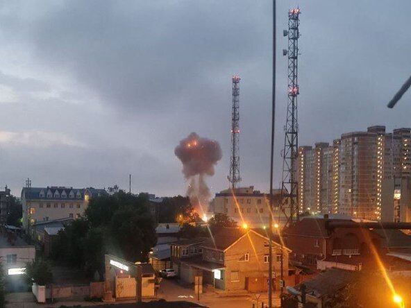 "Я думал, у нас дом сейчас упадет". В Краснодаре ночью раздались взрывы. СМИ пишут об атаке беспилотников 