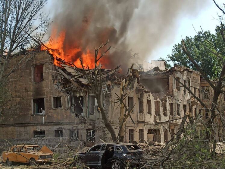 "Один человек погиб, 15 ранены". Зеленский показал видео последствий ракетного удара оккупантов по поликлинике в Днепре