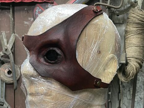 Украинская арт-студия Bob Basset создала маску для бойца полка 