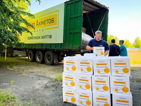 В Киеве переселенцы из Светлодарской общины получают гуманитарную помощь от Фонда Рината Ахметова