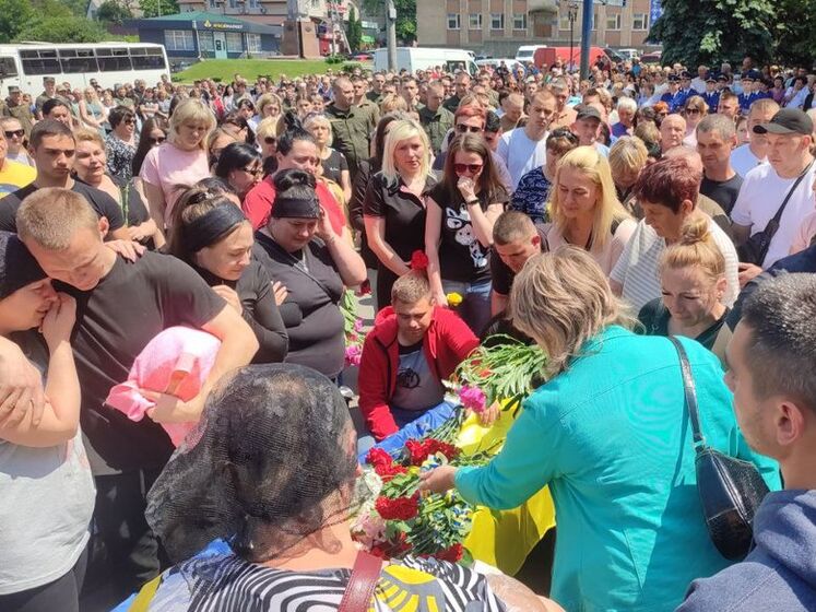 У Черкаській області попрощалися з нацгвардійцем, якого збив суддівський автомобіль на блокпості. На похорон прийшли сотні людей