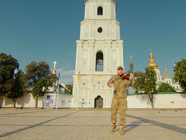 Скрипач и военнослужащий Моисей Бондаренко сыграл на скрипке гимн Киева на Софийской площади. Видео