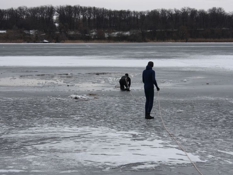 В Запорожье двое подростков провалились под лед, один из них погиб – Госслужба по ЧС