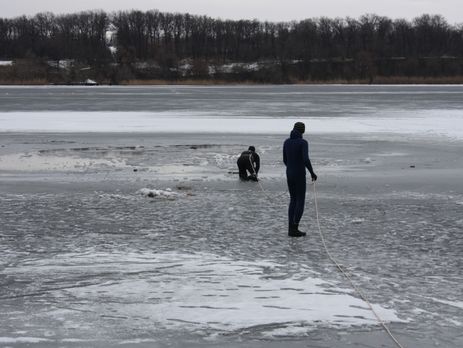 В Запорожье двое подростков провалились под лед, один из них погиб – Госслужба по ЧС