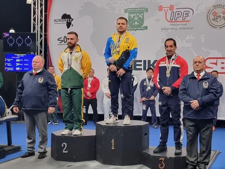 Украинский пауэрлифтер Чупринко стал чемпионом мира и отказался пожимать руку иранцу