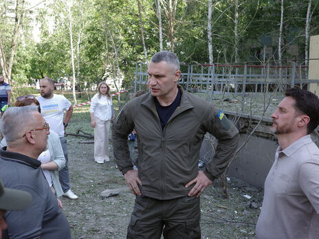 Кличко просит отстранить главу Деснянского района, где возле закрытого убежища погибли люди. СМИ сообщили об обысках в РГА