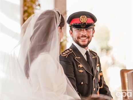 28-річний спадкоємний принц Йорданії Хусейн одружився із 29-річною архітекторкою із Саудівської Аравії. Весілля відбулося в Аммані. Відео
