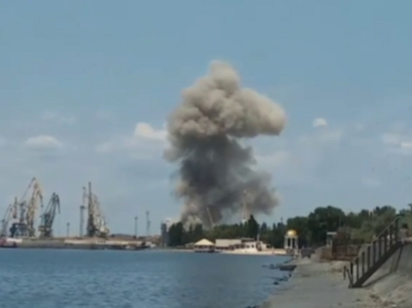 У Бердянську прогримів потужний вибух у районі порту. Військова адміністрація заявила про удар по позиціях окупантів. Відео