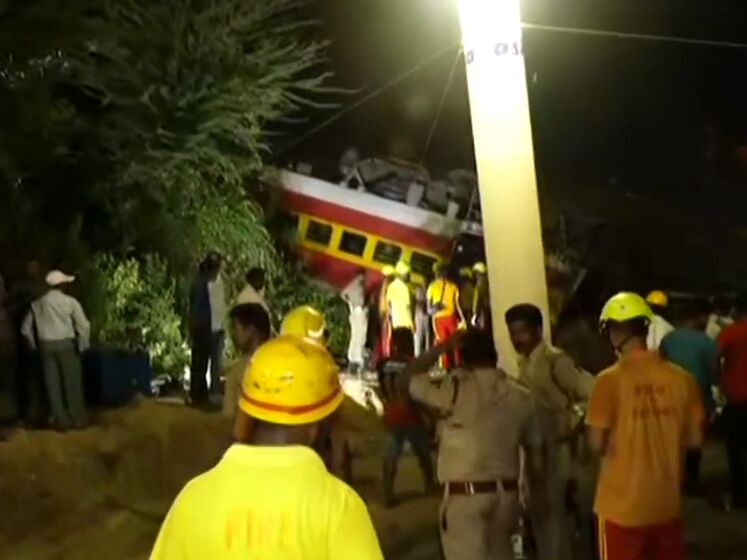 В Индии столкнулось три поезда, погибло по меньшей мере 70 человек