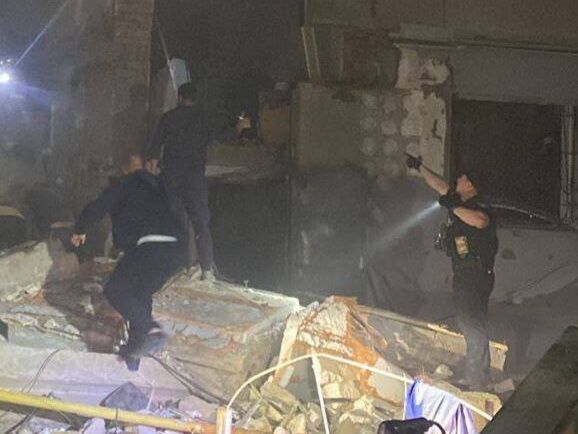 У передмісті Дніпра під час тривоги пролунав вибух. Пошкоджено житловий будинок, є постраждалі, під завалами люди – ОВА
