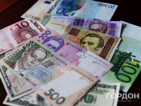Гривна продолжает дешеветь относительно евро и доллара