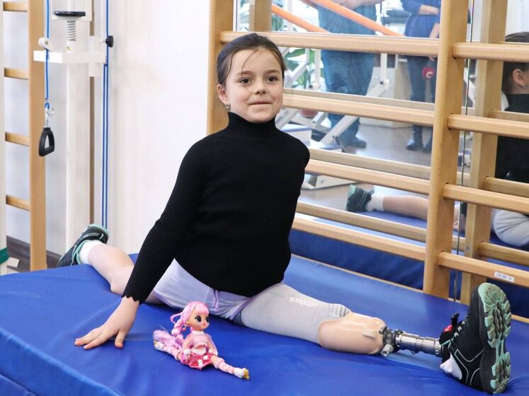 Семилетняя девочка, потерявшая ногу в результате ракетного удара РФ, выиграла соревнования по художественной гимнастике