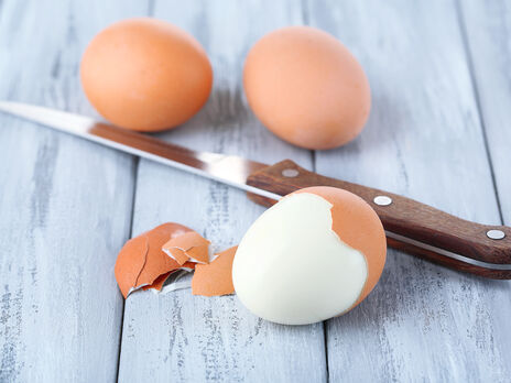 Зробіть це перед тим, як варити, – і яйця не потріскаються. Простий лайфхак