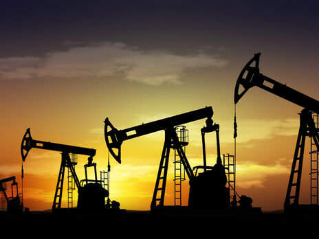 Країни ОПЕК+ домовилися про скорочення видобутку нафти 2024 року. Після цього нафта різко подорожчала