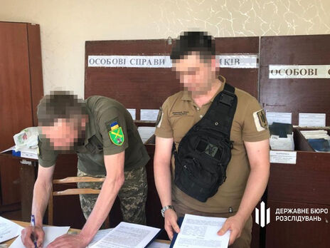 У Київській області викрили військкома, який допомагав ухилянтам виїжджати за кордон – ДБР