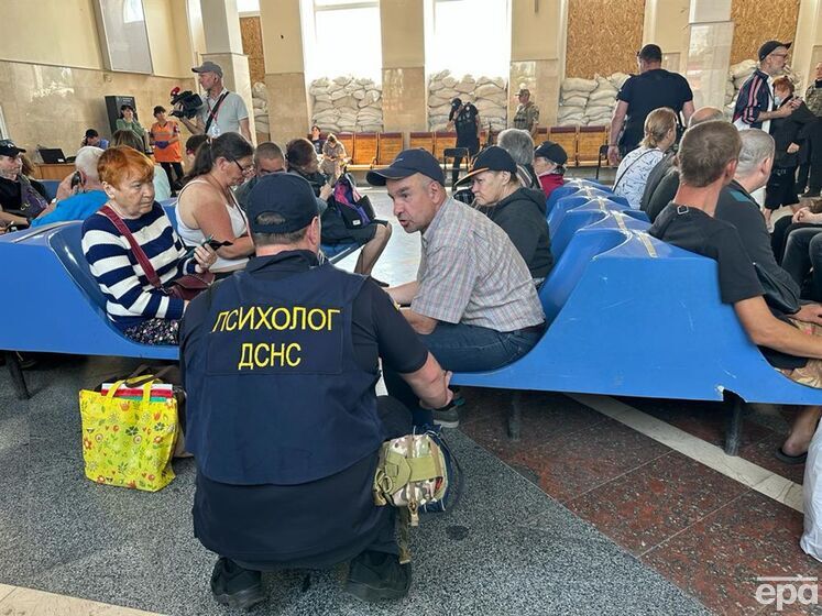 Росіяни обстріляли Херсон під час евакуації мирних жителів, поранено двох поліцейських – МВС України