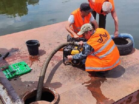 Рівень води в акваторії Миколаєва підвищився на 70 см, комунальники притопили понтонний міст