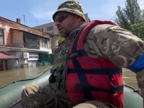 Нацгвардия Украины эвакуирует жителей затопленных районов и развозит продукты по адресам. Видео