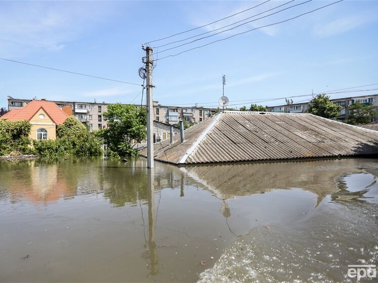 Руководитель Олешковской ГВА: Вода взяла город в кольцо, люди спасаются на крышах, им никто не помогает