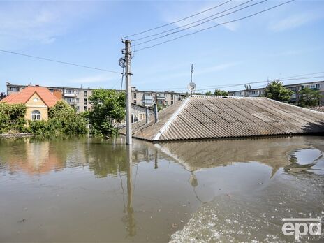 Руководитель Олешковской ГВА: Вода взяла город в кольцо, люди спасаются на крышах, им никто не помогает