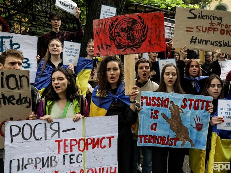 Под офисом ООН в Киеве прошла акция протеста из-за отсутствия реакции на подрыв Каховской ГЭС. Фото, видео
