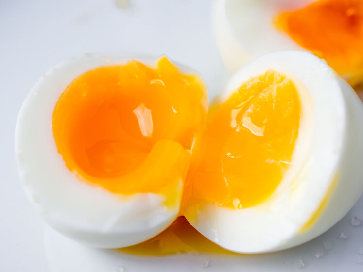 Опустите яйцо с помощью этого предмета в кипящую воду ровно на семь минут – и желток получится жидким. Лайфхак 