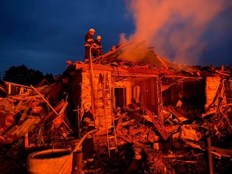  В результате падения обломков российской ракеты в Звягеле погибла женщина, разрушены и повреждены десятки домов. Фоторепортаж