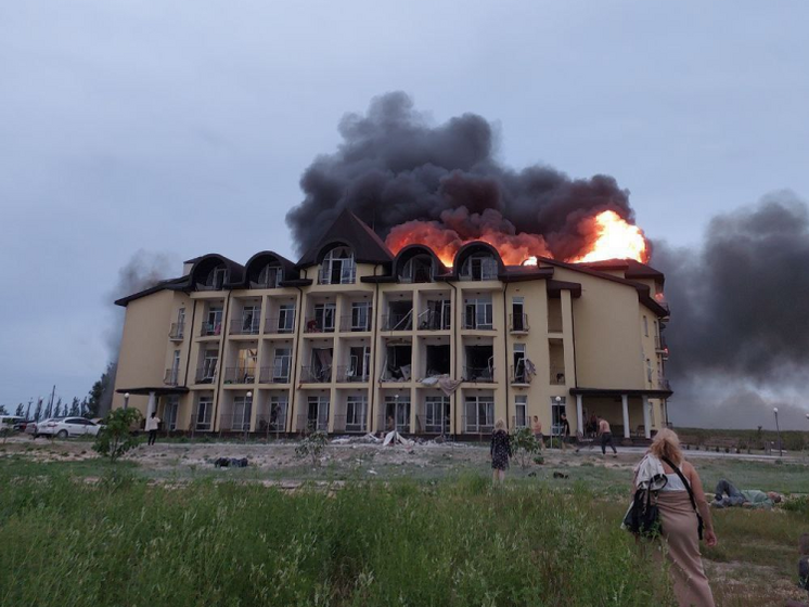 Уранці на Арабатській стрілці знову пролунали вибухи, загорівся готель, захоплений окупантами. Фото, відео
