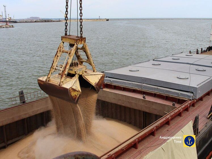 У Маріупольському порту окупанти завантажують корабель черговою партією краденого зерна