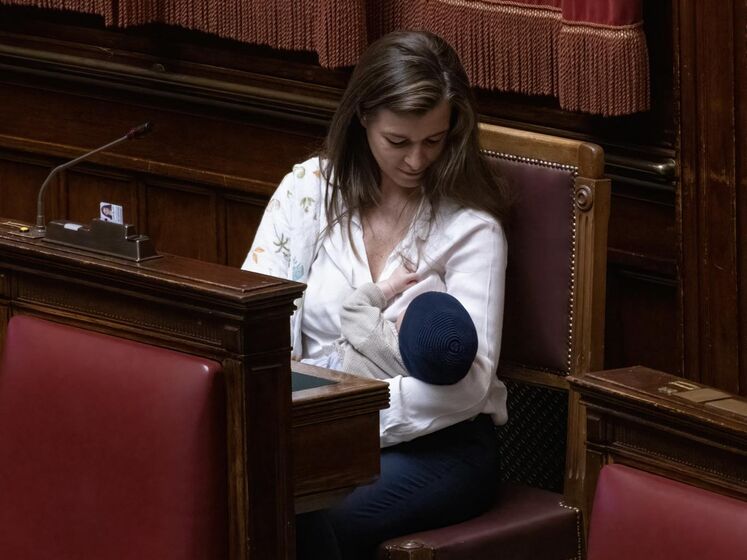 Депутатка парламенту Італії погодувала немовля грудьми в сесійній залі