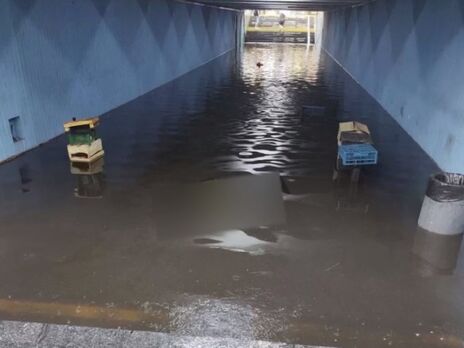 У Києві через зливу підтоплено низку вулиць. Відео