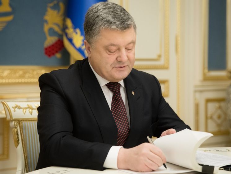Порошенко подписал закон об ограничении доступа на украинский рынок книг из России