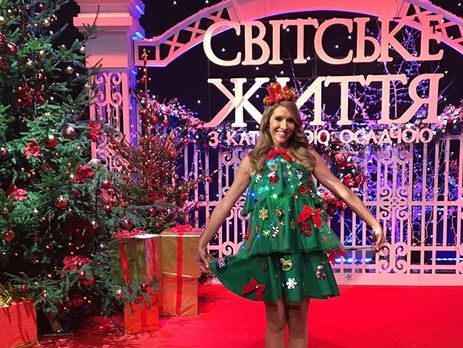 Платье елки телеведущей Кати Осадчей спровоцировало запуск флешмоба. Фоторепортаж
