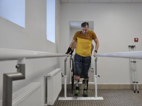 Перший в Україні пацієнт із вживленими в кістку протезами почав ходити – МОЗ