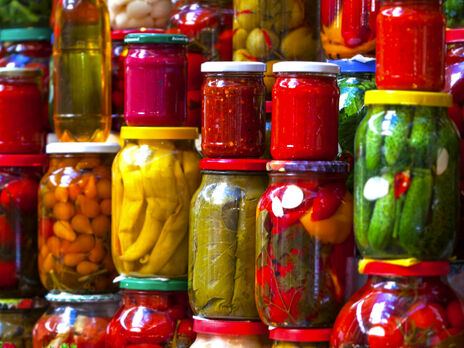 Этим способом можно стерилизовать банки и крышки для консервации всего за четыре минуты. Лайфхак от эксперта