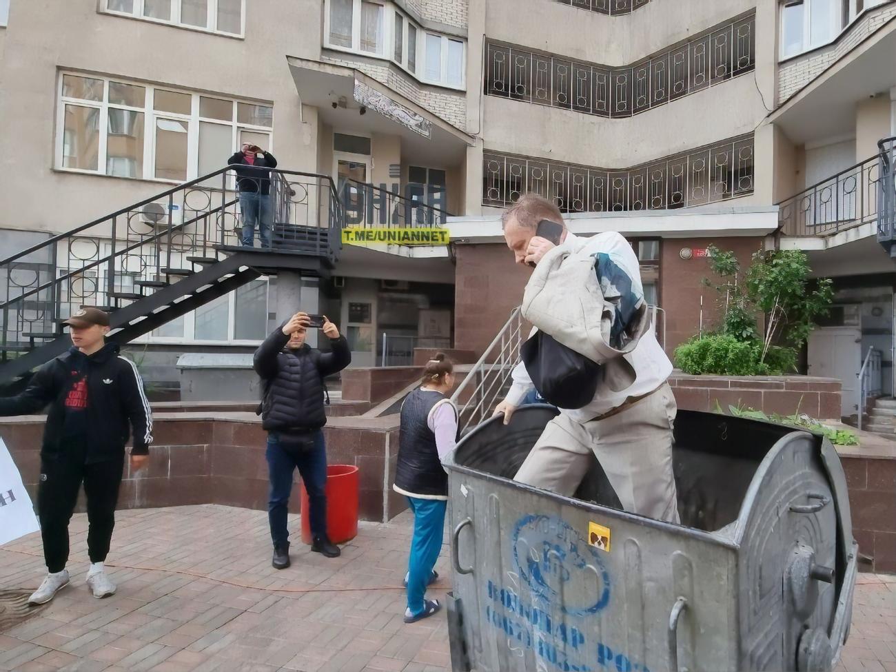 Чорновила облили зеленкой и забросили в мусорный бак. Видео