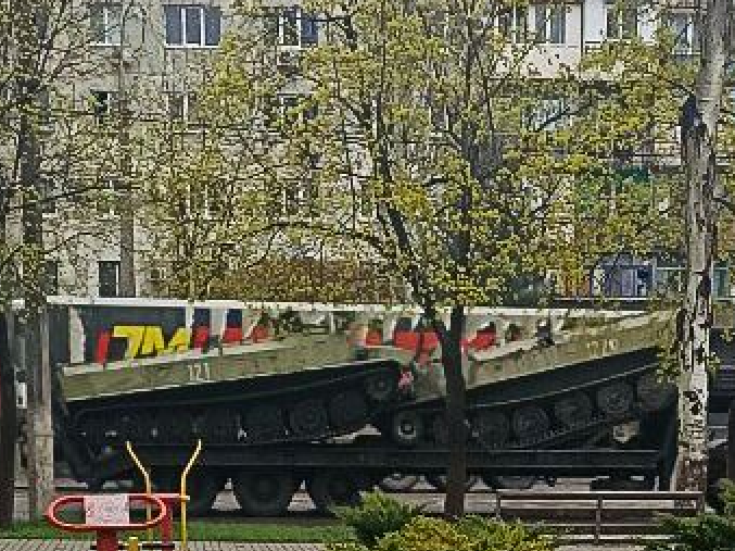 "Зворотний наступ". Через Маріуполь їдуть російські танки Т-62 з награбованим – Андрющенко