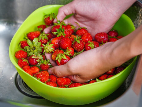 Никогда не делайте это перед тем, как мыть клубнику, иначе внутрь попадет грязь. Четыре способа вымыть ягоды и сохранить их вкус и аромат