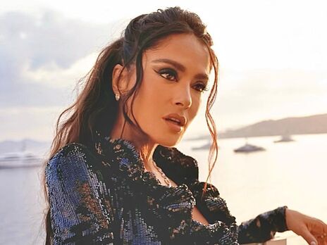 Гаєк показала відео з гримерки і станцювала в сукні з бахромою