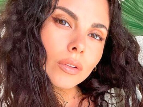 Каменских на фоне цветущей сакуры поразмышляла о скоротечности жизни