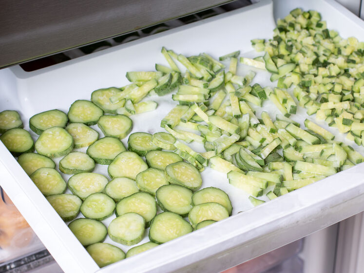 Заморозьте огірки в такий спосіб – і вони не розмокнуть після розморожування. Експерти назвали найкращий спосіб заготівлі овочів у морозилці