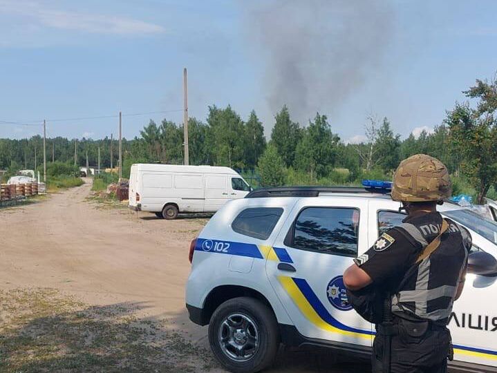 Через ракетний обстріл РФ і займання лісу в Бучанському районі почалася масова детонація боєприпасів, які залишили окупанти – поліція