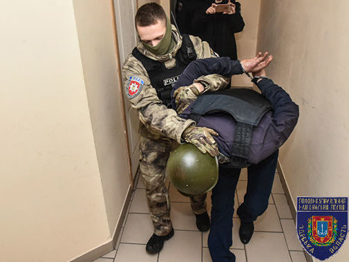 Суд арестовал подозреваемого в жестоком убийстве женщины и девочки в Одесской области