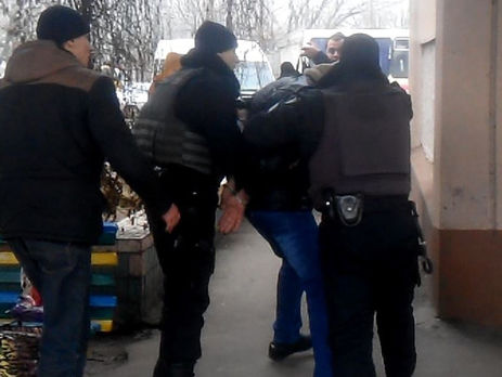 Полиция Херсона задержала подозреваемых в поджоге двери мэра города